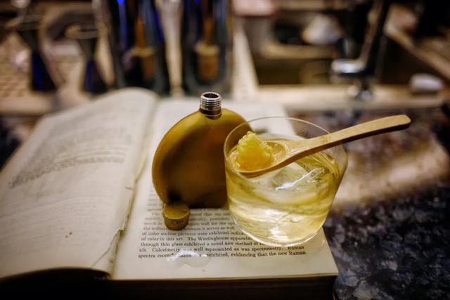 广州一个人去哪里玩酒吧比较好，广州年轻人去的酒吧（广州新酒吧喝一喝吧）