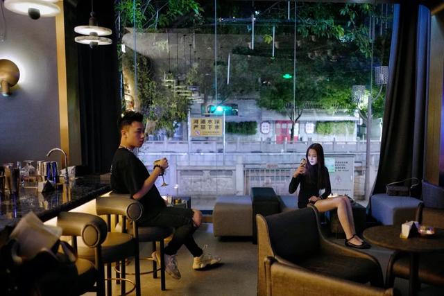 广州一个人去哪里玩酒吧比较好，广州年轻人去的酒吧（广州新酒吧喝一喝吧）