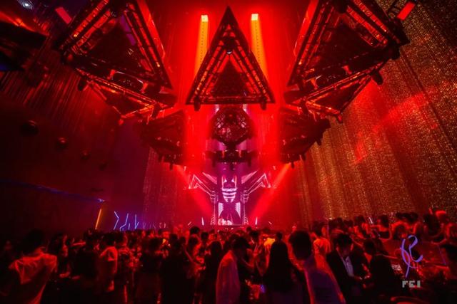 广州一个人去哪里玩酒吧比较好，广州年轻人去的酒吧（广州新酒吧喝一喝吧）