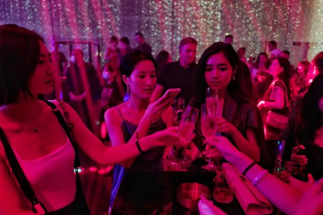 广州一个人去哪里玩酒吧比较好，广州年轻人去的酒吧（广州新酒吧喝一喝吧）