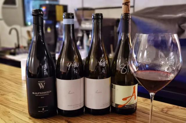 广州一个人去哪里玩酒吧比较好，广州年轻人去的酒吧（广州新酒吧喝一喝吧）