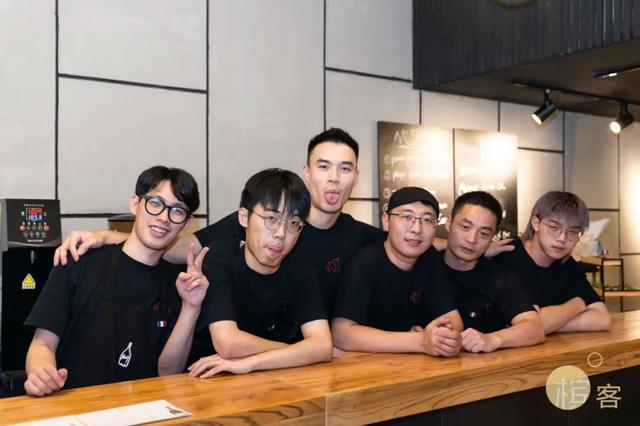 广州一个人去哪里玩酒吧比较好，广州年轻人去的酒吧（广州新酒吧喝一喝吧）