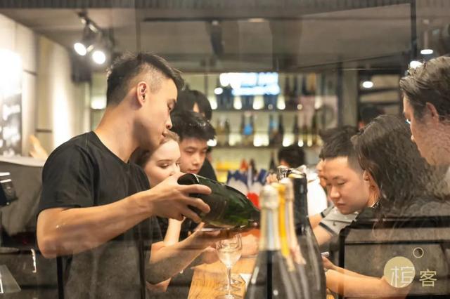 广州一个人去哪里玩酒吧比较好，广州年轻人去的酒吧（广州新酒吧喝一喝吧）