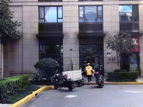 易拉宝是什么东西，易拉宝是什么（这样的“外卖柜”）