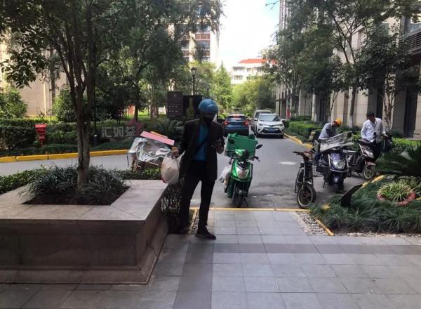 易拉宝是什么东西，易拉宝是什么（这样的“外卖柜”）