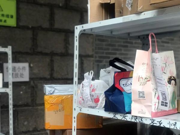 易拉宝是什么东西，易拉宝是什么（这样的“外卖柜”）