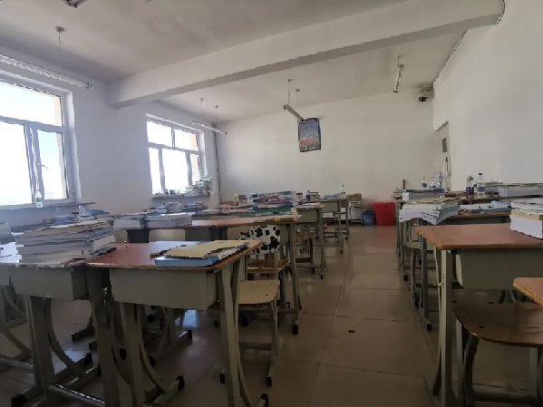 《不抱怨的世界》读书分享ppt，不抱怨的世界阅读分享ppt（这所民办职校的困与乱）