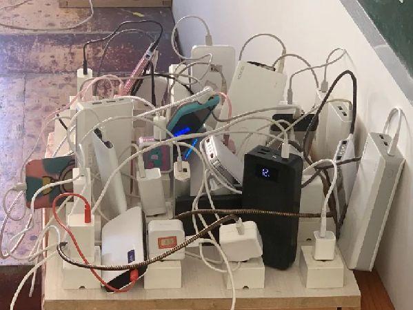 《不抱怨的世界》读书分享ppt，不抱怨的世界阅读分享ppt（这所民办职校的困与乱）