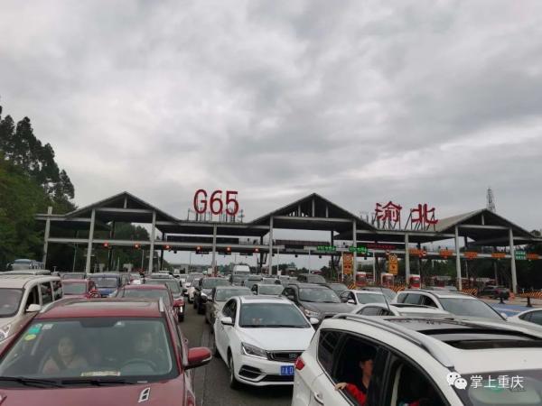 从早上7点半左右开始,渝邻高速迎来了出行高峰,车流在g65渝北收费站排
