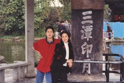 为什么常常有狗主人逼迫人下跪给狗磕头但猫主人几乎没有，狗为什么喜欢跪着（抑郁症患者背后的“燃灯者”）