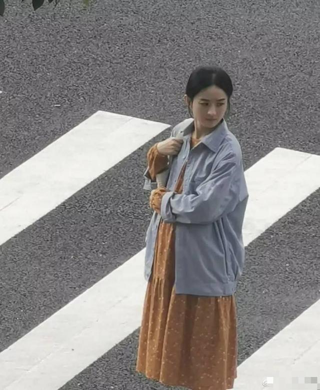 baby穿花袄子挺大肚扮孕妇，穿着土气接地气，却难掩超高颜值