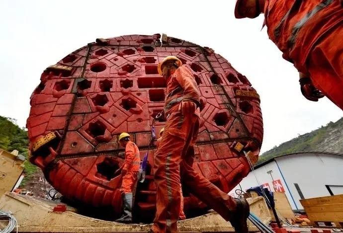 西昌工程机械 四川乐西高速隧道施工现场 1400吨的“掘进机之王”开始掘进