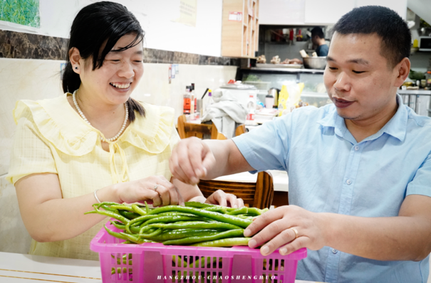 梦见吃面条是什么意思，梦见在食堂吃面条是什么意思（原来老板背后藏了这样一个“秘密”）