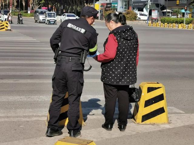 警察蜀黍怎么读，警察为什么叫蜀黍（你知道他是哪种蜀黍吗）