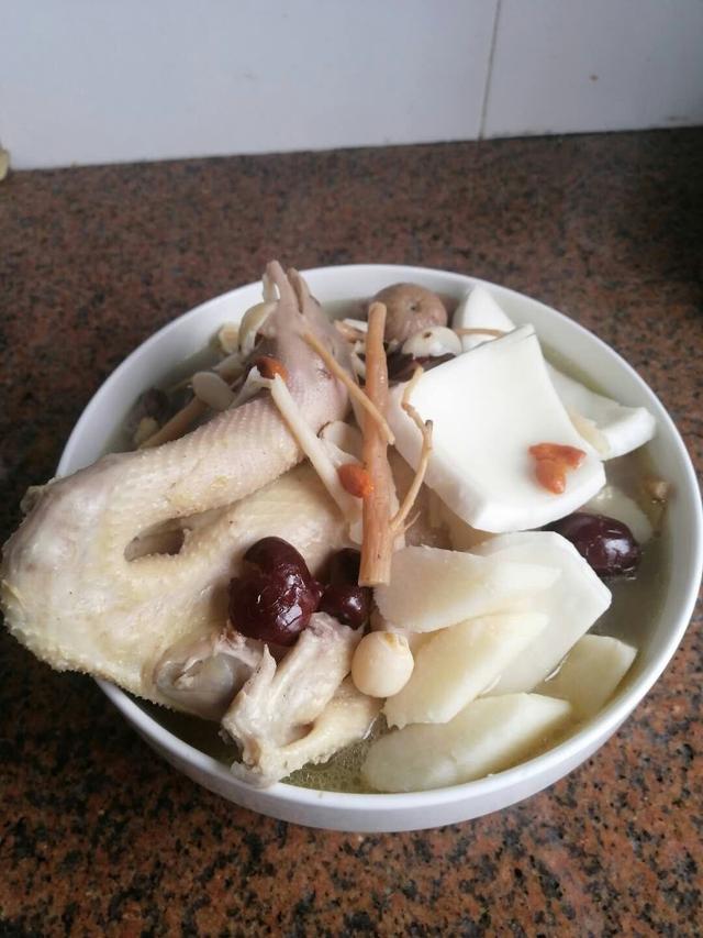 椰子淮山煲鸡汤的做法，椰子淮山鸡汤的做法大全（推荐这款秋季润燥汤）