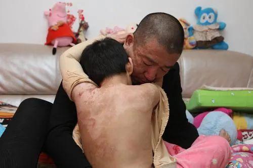 小姑娘打一字，小姑娘打一字打一成语（热水浇头、钳子拔牙……6岁女孩惨遭亲妈及其男友虐待）