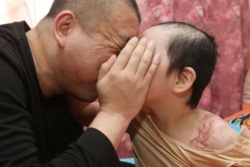 小姑娘打一字，小姑娘打一字打一成语（热水浇头、钳子拔牙……6岁女孩惨遭亲妈及其男友虐待）