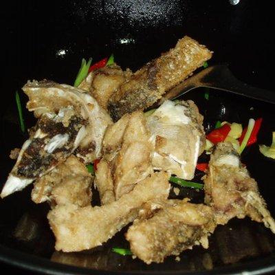 红烧鱼头的做法，红烧鱼头的做法 最正宗的做法窍门（#下饭红烧菜#红烧鱼头）