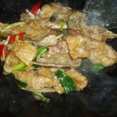 红烧鱼头的做法，红烧鱼头的做法 最正宗的做法窍门（#下饭红烧菜#红烧鱼头）