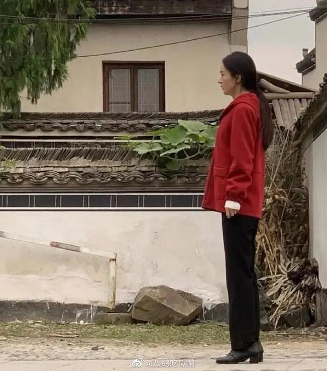 baby穿花袄子挺大肚扮孕妇，穿着土气接地气，却难掩超高颜值