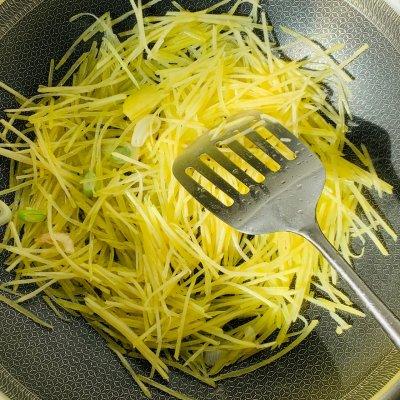 土豆丝怎么炒好吃，土豆丝怎么炒好吃家常做法（#下饭红烧菜#土豆丝这么炒）