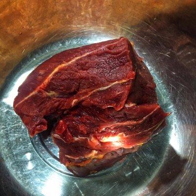 五香毛牛肉的做法，#追剧小零食#小白也能做的五香牦牛肉干