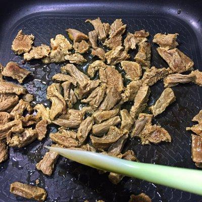 五香毛牛肉的做法，#追剧小零食#小白也能做的五香牦牛肉干