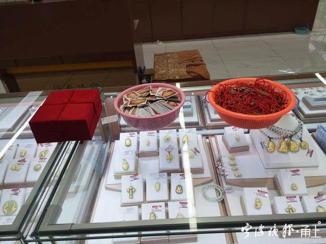 一折商品进货平台，一折衣服是怎么来的（余姚这家首饰柜台套路满满）