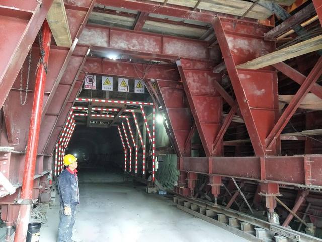 狮子坪隧道有多长，狮子坪隧道有多长距离（汶马高速狮子坪隧道贯通）