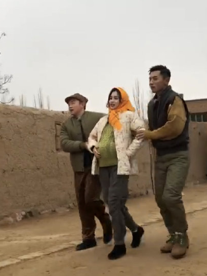 杨颖怀孕的大肚子照片(杨颖怀孕的大肚子照片真实)