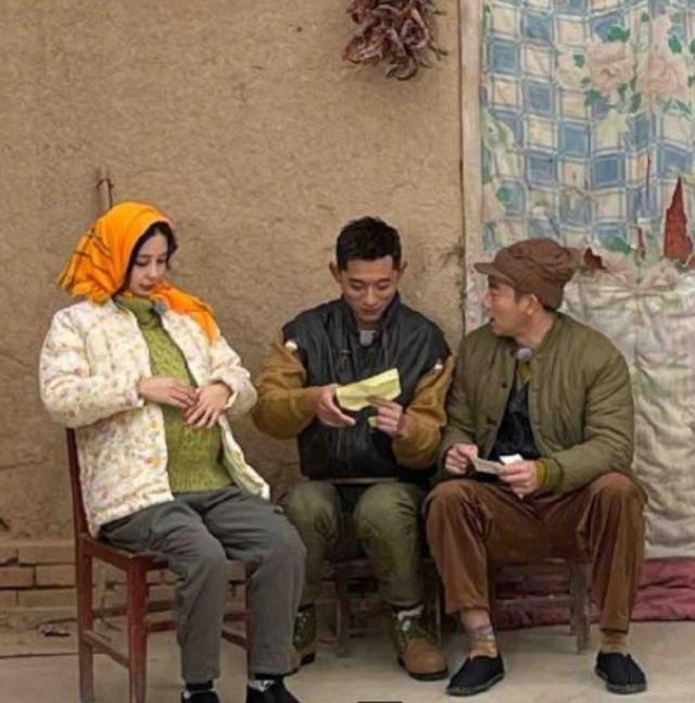baby穿花袄子挺大肚扮孕妇，穿着土气接地气，却难掩超高颜值