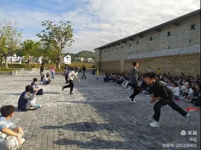 参观客家围屋，会昌中学学子走进安远东生围