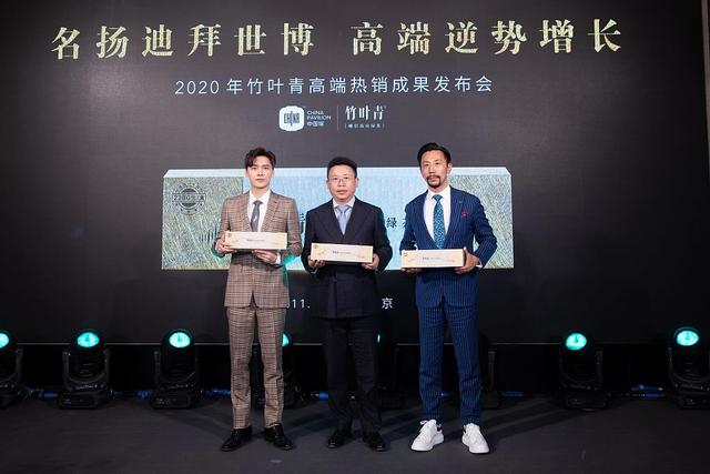 李易峰帅气图片，李易峰帅气图片高清（李易峰穿格纹西装单手插兜帅气有型）