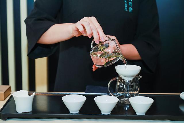 李易峰帅气图片，李易峰帅气图片高清（李易峰穿格纹西装单手插兜帅气有型）