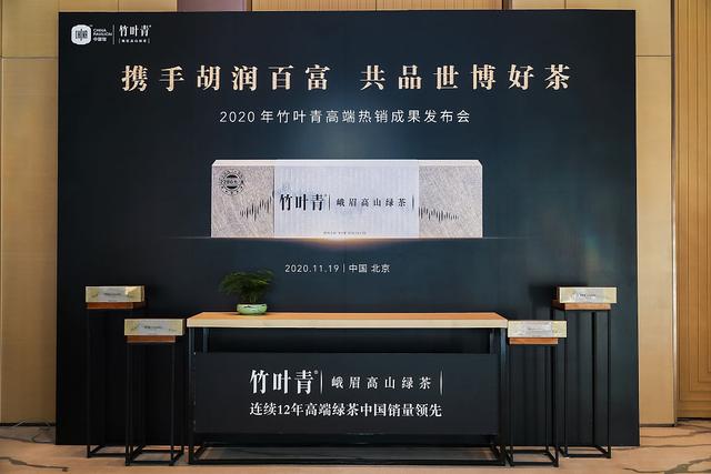 李易峰帅气图片，李易峰帅气图片高清（李易峰穿格纹西装单手插兜帅气有型）