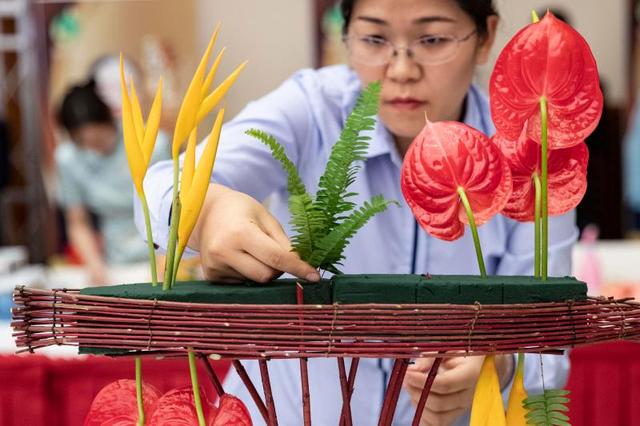 怎样用餐巾折花，好看的餐巾花（一张餐巾折出10个花样……上海机关事务首届“绿叶工匠”技能决赛举行）