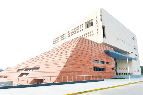 华东理工大学图书馆，华东理工大学图书馆对外开放吗（“云游”沪上37所高校图书馆）