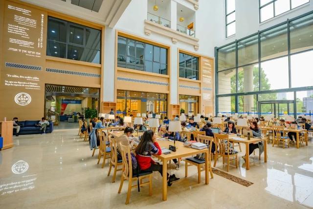 华东理工大学图书馆，华东理工大学图书馆对外开放吗（“云游”沪上37所高校图书馆）