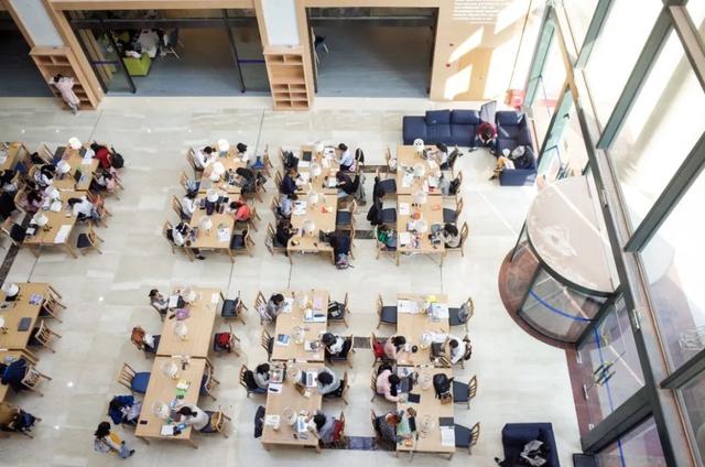 华东理工大学图书馆，华东理工大学图书馆对外开放吗（“云游”沪上37所高校图书馆）