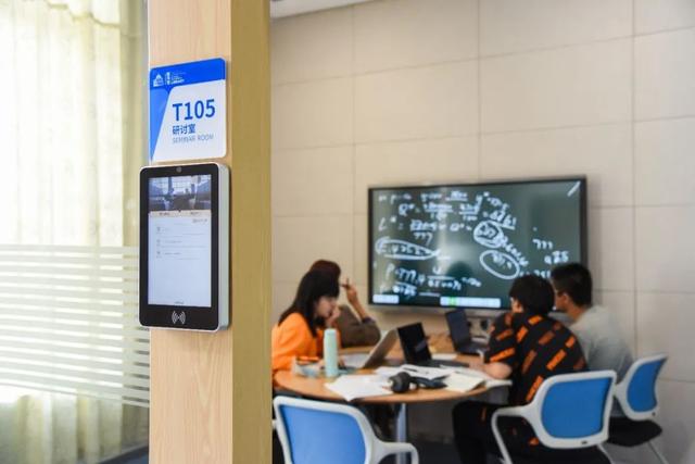 华东理工大学图书馆，华东理工大学图书馆对外开放吗（“云游”沪上37所高校图书馆）