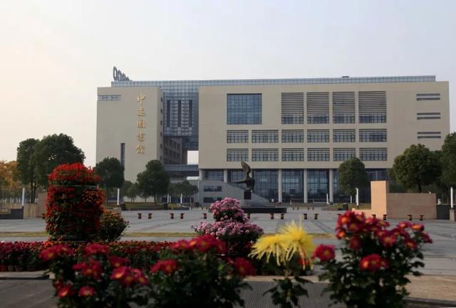 华东理工大学图书馆，华东理工大学图书馆对外开放吗（“云游”沪上37所高校图书馆）