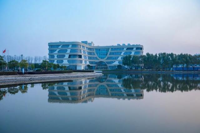 华东理工大学图书馆，华东理工大学图书馆对外开放吗（“云游”沪上37所高校图书馆）