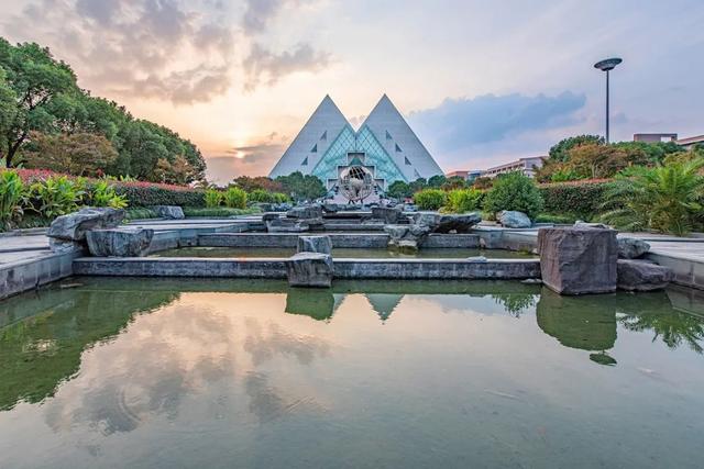 华东理工大学图书馆，华东理工大学图书馆对外开放吗（“云游”沪上37所高校图书馆）