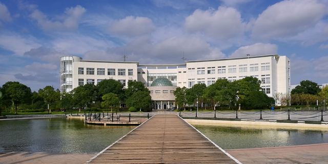 华东理工大学图书馆，华东理工大学图书馆对外开放吗（“云游”沪上37所高校图书馆）