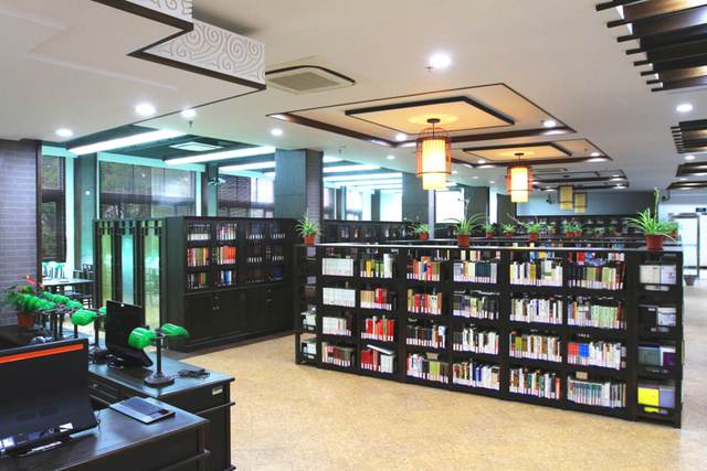 华东理工大学图书馆，华东理工大学图书馆对外开放吗（“云游”沪上37所高校图书馆）