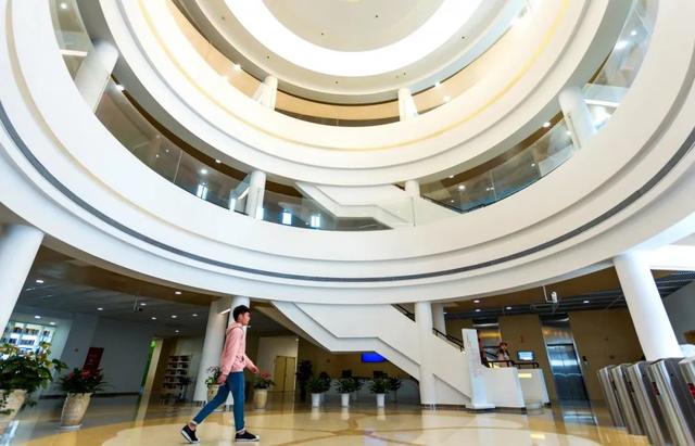 华东理工大学图书馆，华东理工大学图书馆对外开放吗（“云游”沪上37所高校图书馆）