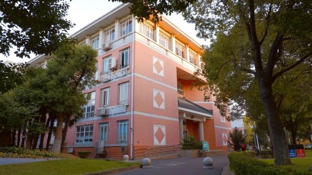 华东理工大学图书馆，华东理工大学图书馆对外开放吗（“云游”沪上37所高校图书馆）