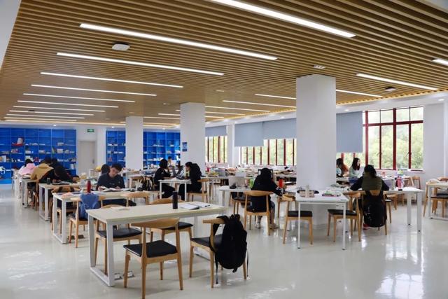 华东理工大学图书馆，华东理工大学图书馆对外开放吗（“云游”沪上37所高校图书馆）