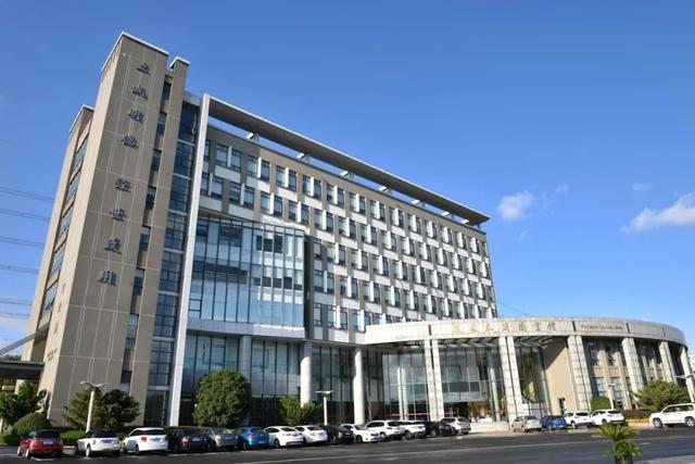 华东理工大学图书馆，华东理工大学图书馆对外开放吗（“云游”沪上37所高校图书馆）