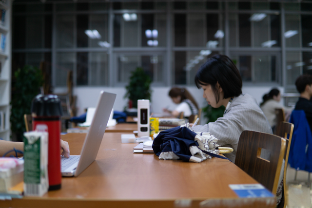 华东理工大学图书馆，华东理工大学图书馆对外开放吗（“云游”沪上37所高校图书馆）